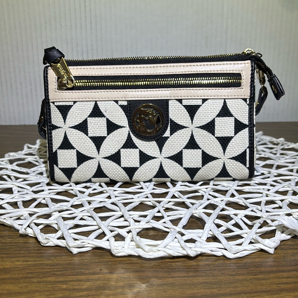 Spartina 449 Wristlet Like new condition 2 outside zips Card slots 2 cas…